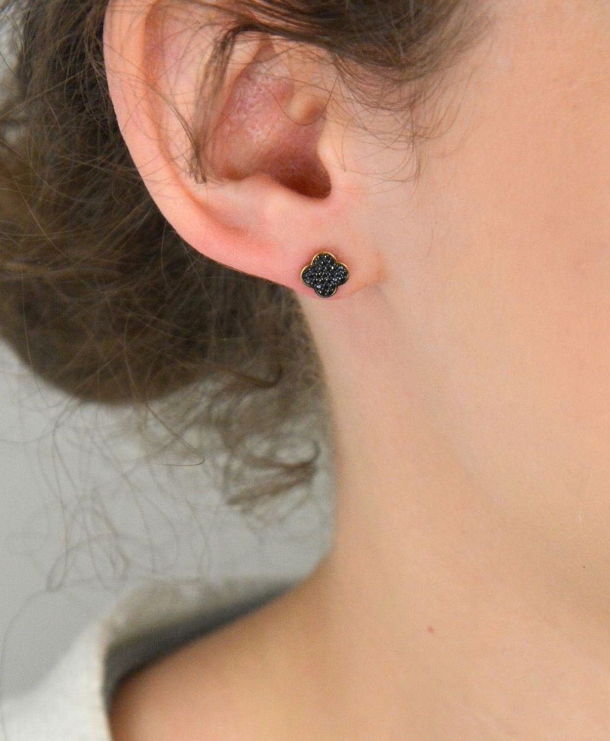 Kolczyki złote koniczynki w czarne cyrkonie pr 333, KL 5080A 333 Kolczyki złote w kształcie koniczynki z czarnymi cyrkoniami, wykonane z 8-karatowego złota próby 333, to elegancka i nowoczesna 1.jpg